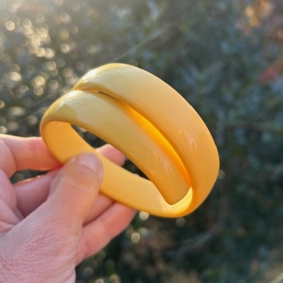 Vintage Jewelry - YELLOW LUCITE Wrap Vintage Bangle BRACELET